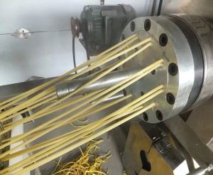 Nplej Zom Macaroni Ua Kab